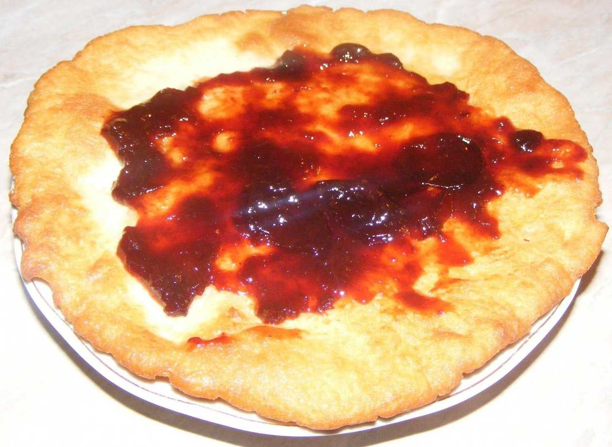 Langos cu smantana si dulceata de visine