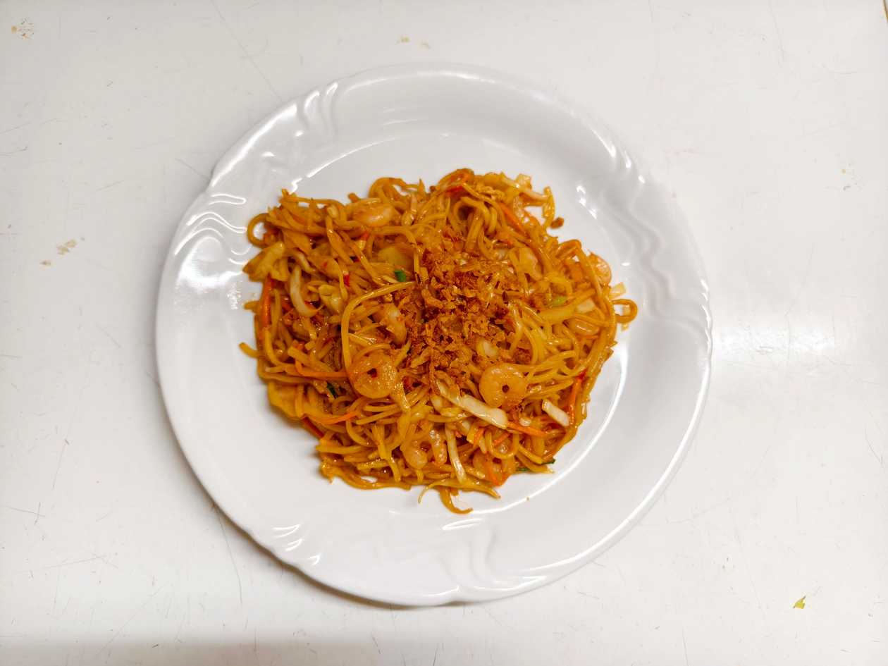 Thai fried noodles with meat