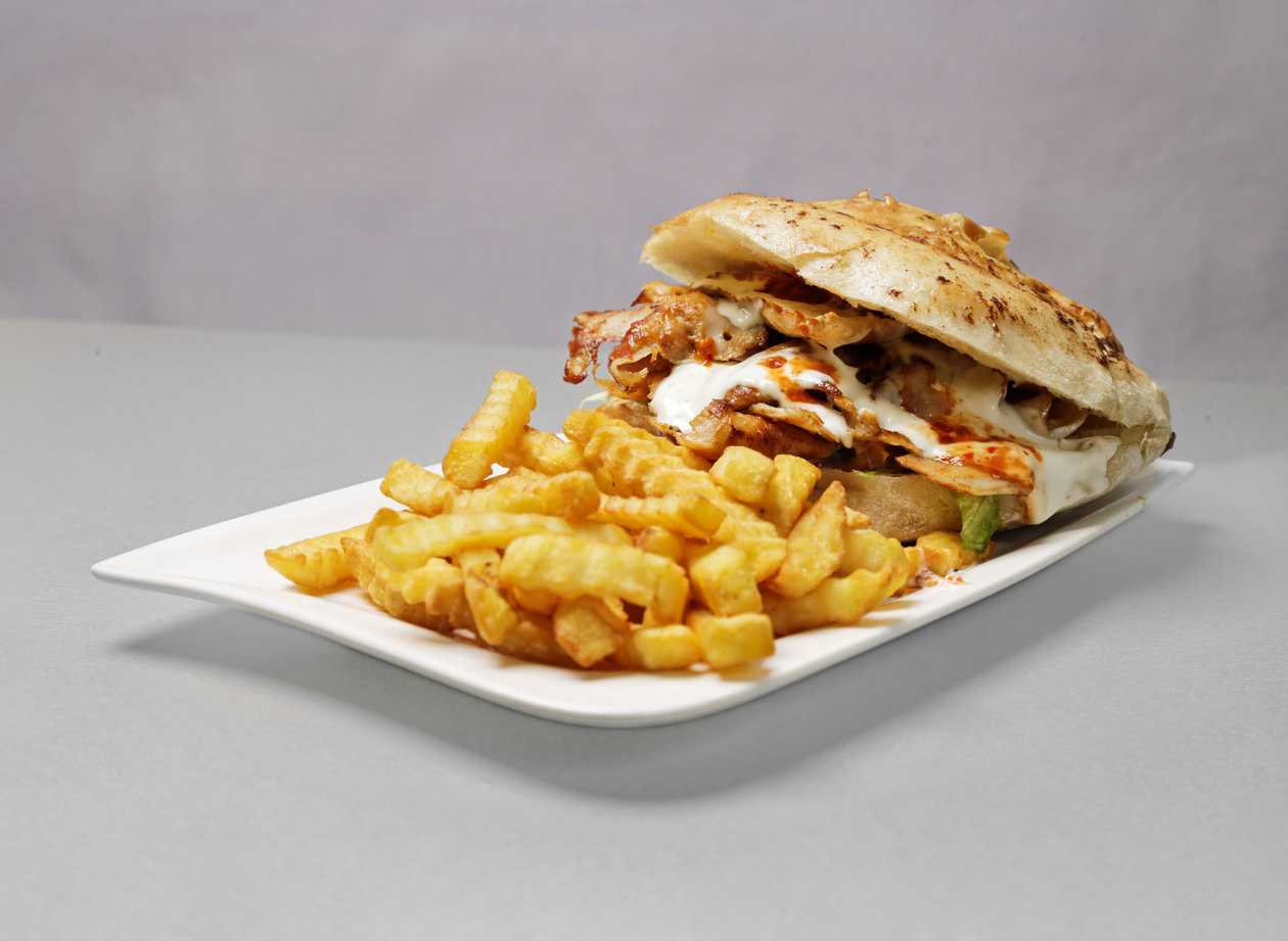 Döner kebap na talíři velký s hranolky