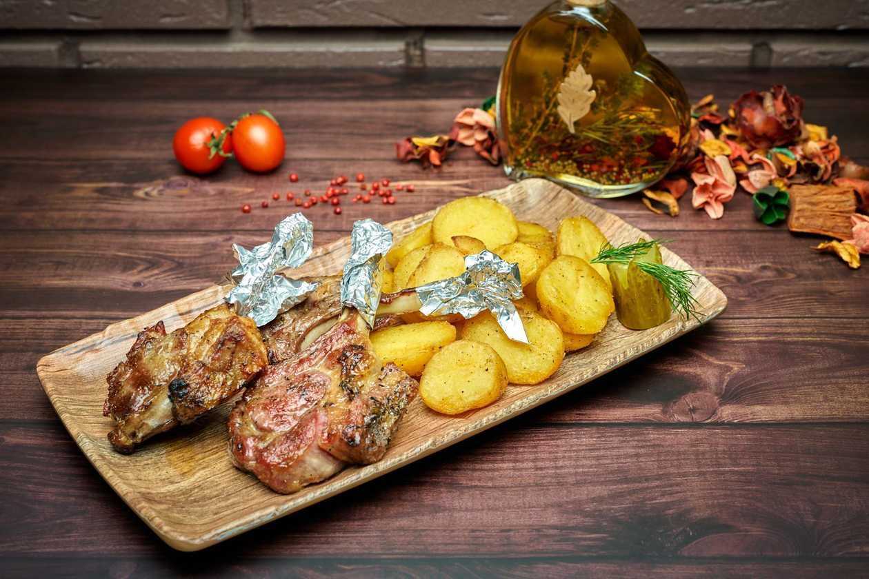 Cotlete de berbecut noua zeelanda cu cartofi copti cu rozmarin