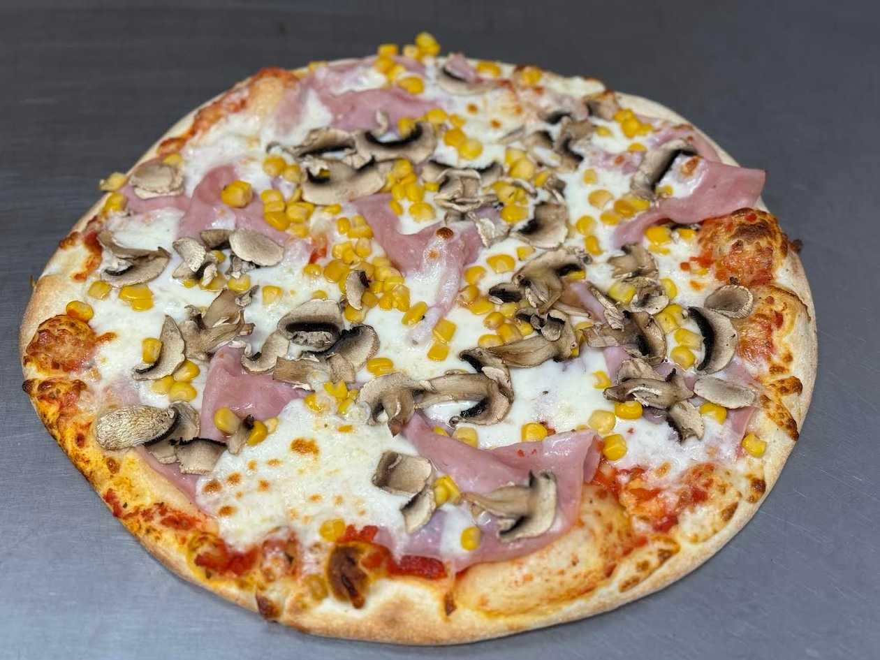 Prosciutto funghi pizza