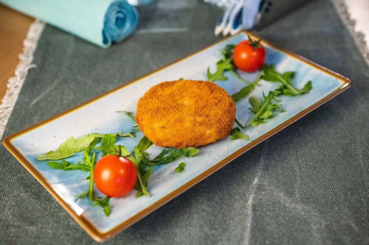 Camembert grill or breaded