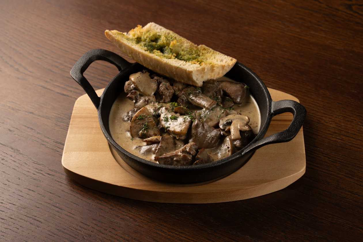 Chicken liver in mushroom-cream sauce with baguette