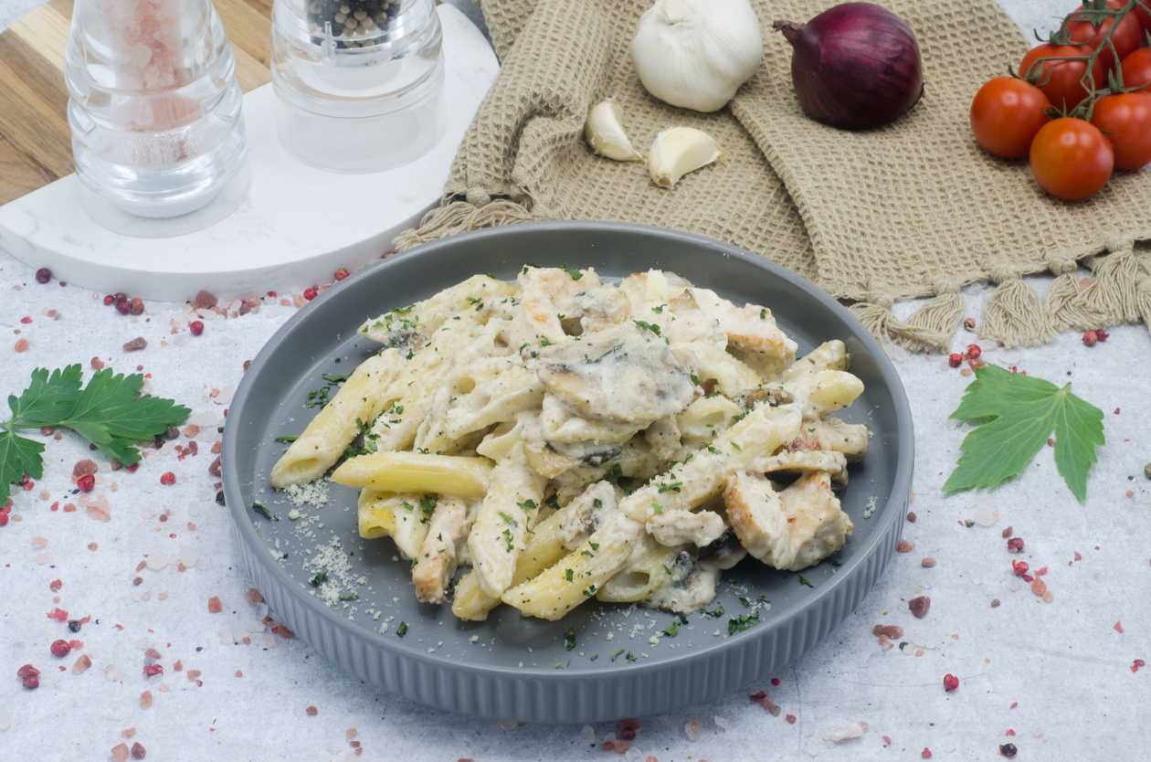 Penne with mushrooms and chicken