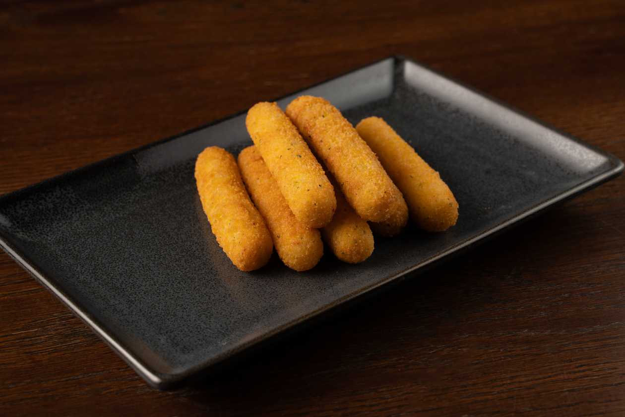 Mozzarella sticks with sauce