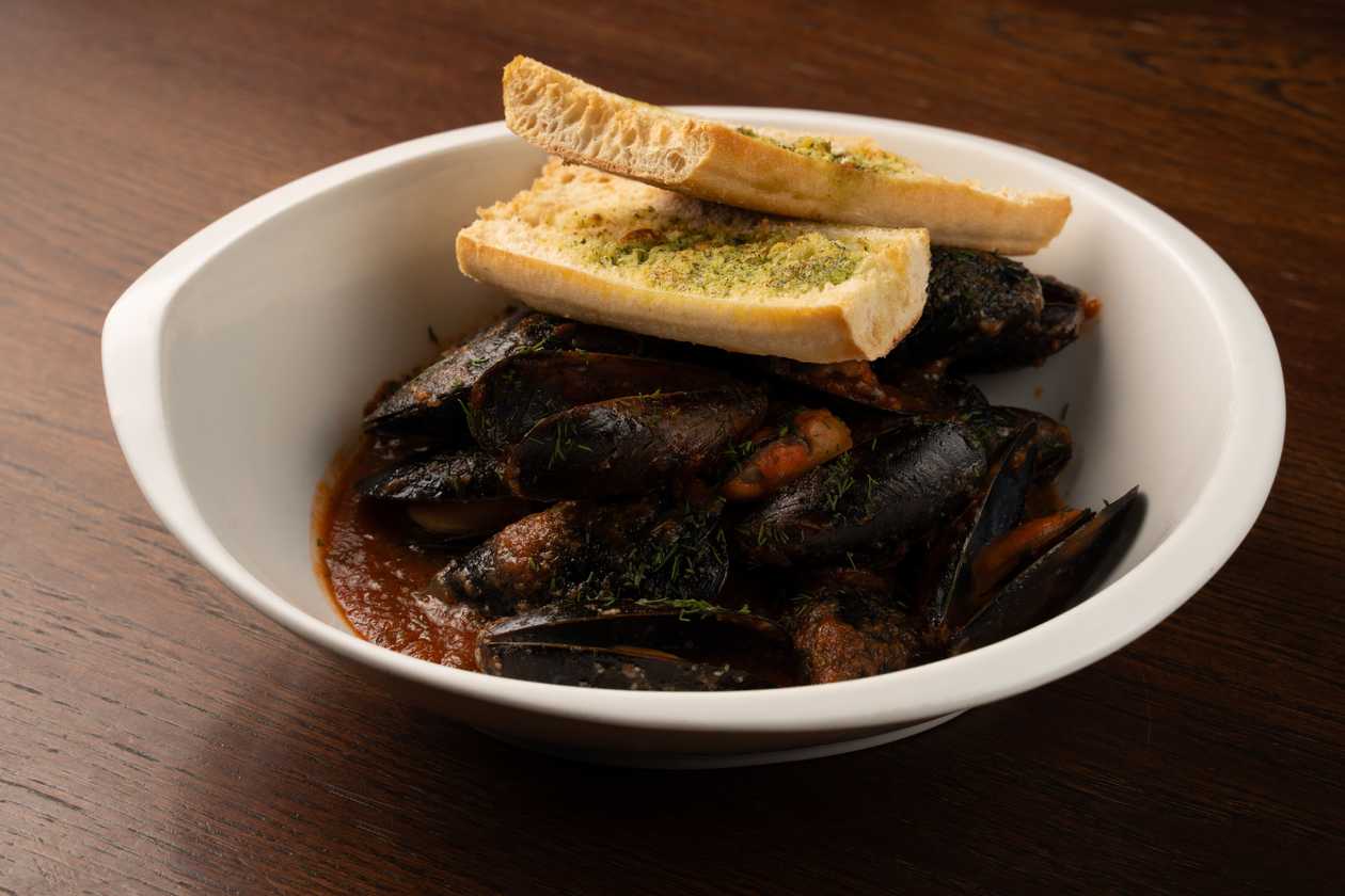 Mussels in tomato-basil sauce with baguette