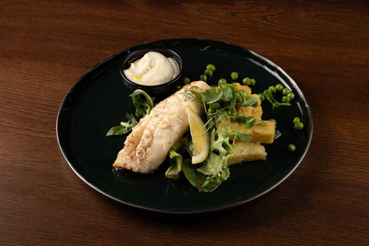 Cod fillet with new potatoes, green peas and bearnaise sauce