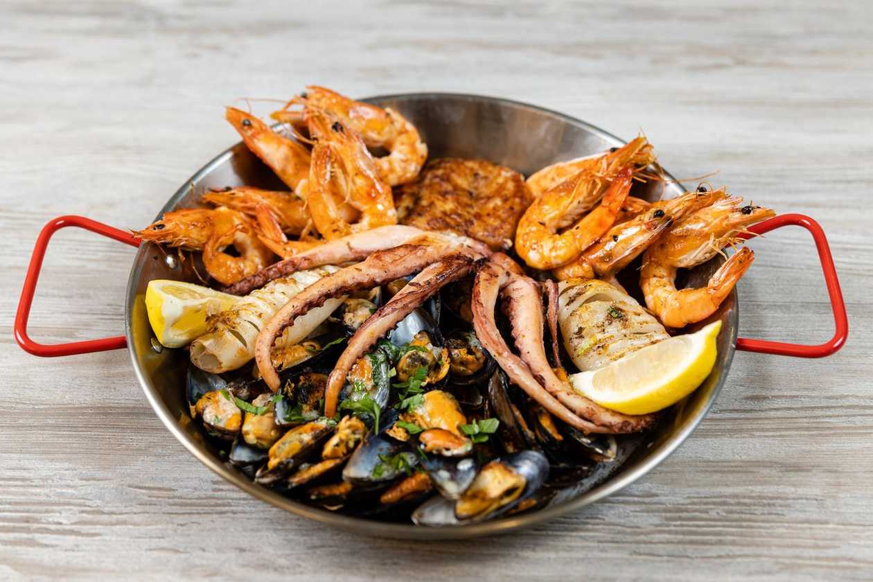 Grilled seafood platter for 2 people