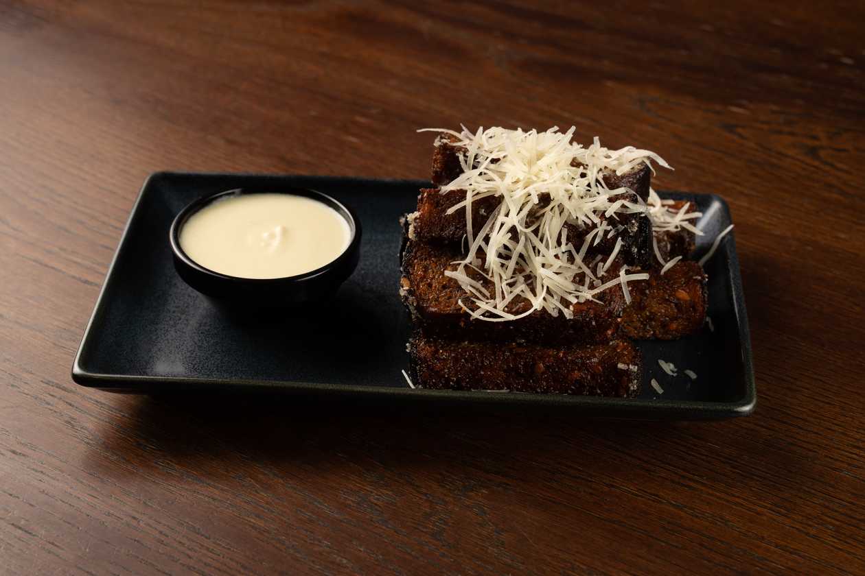 Garlic rye bread with hard cheese and cheese dip
