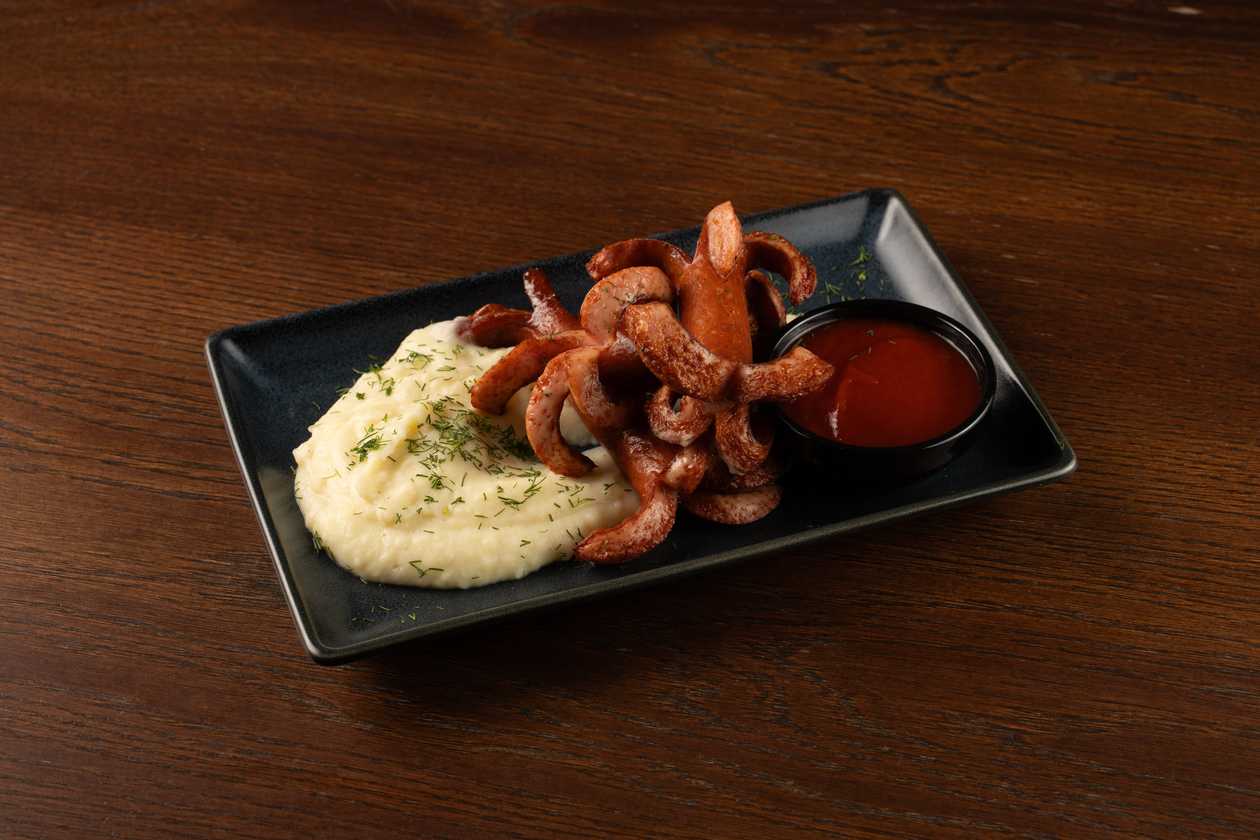 Fried sausages with mashed potatoes and ketchup