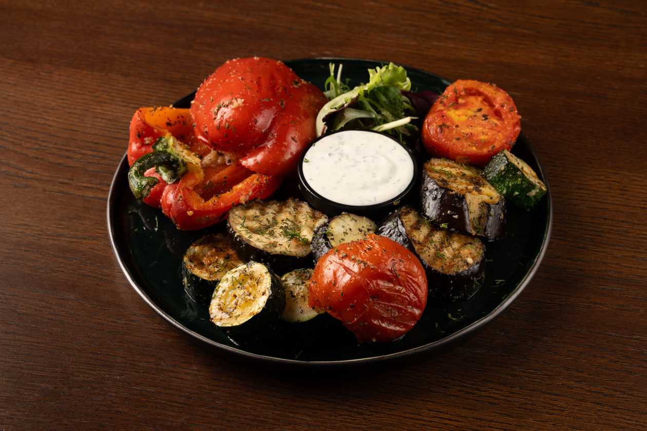 Grilled vegetables with sour cream-garlic sauce