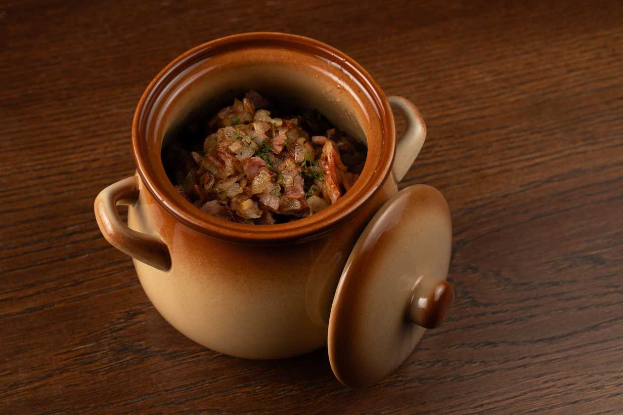 Gray peas with bacon and onion