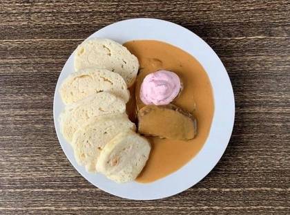 Svíčková hovězí pečeně na smetaně, houskové knedlíky - sváteční jídlo