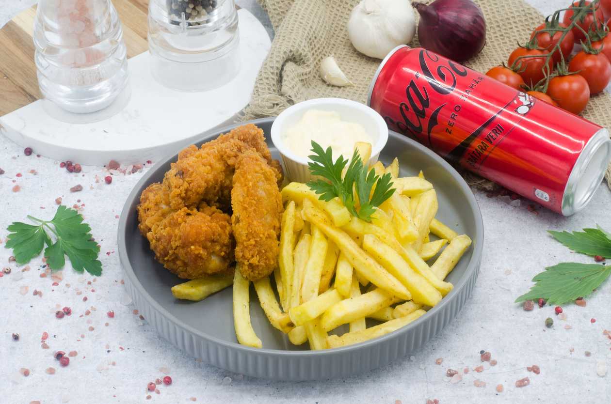 Aripioare crocante,cartofi prajiti,sos de maioneza cu usturoi,Coca Cola zero