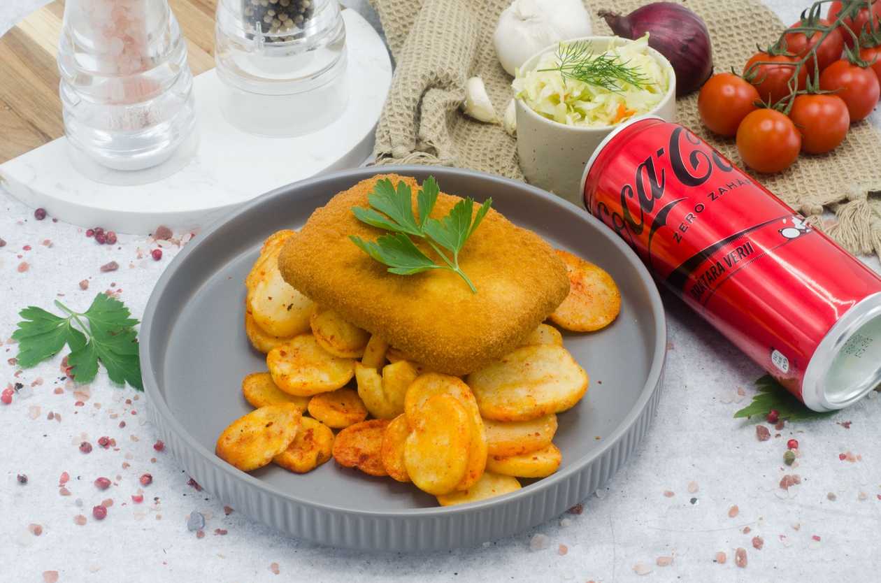 Cascaval pane cu pesmet auriu,rondele crocante de cartofi,salata de varza alba,Coca Cola zero