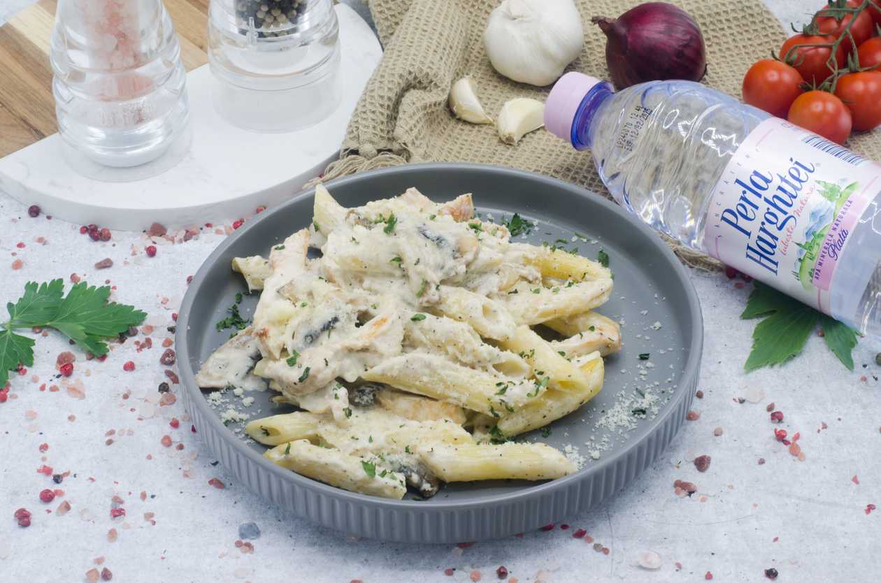 Penne cu ciuperci si pui,apa plata