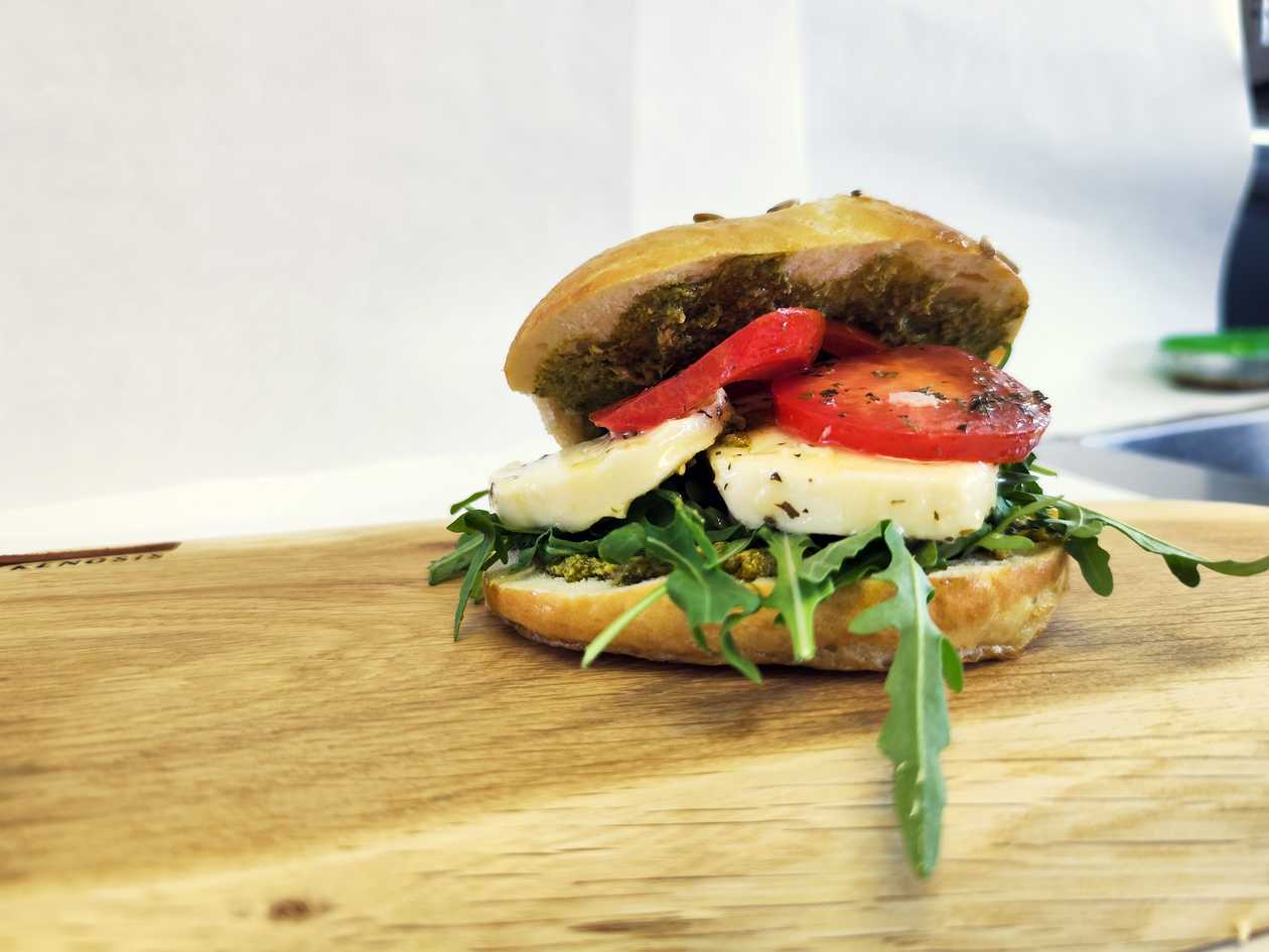 Mozzarella-Pesto Bagel