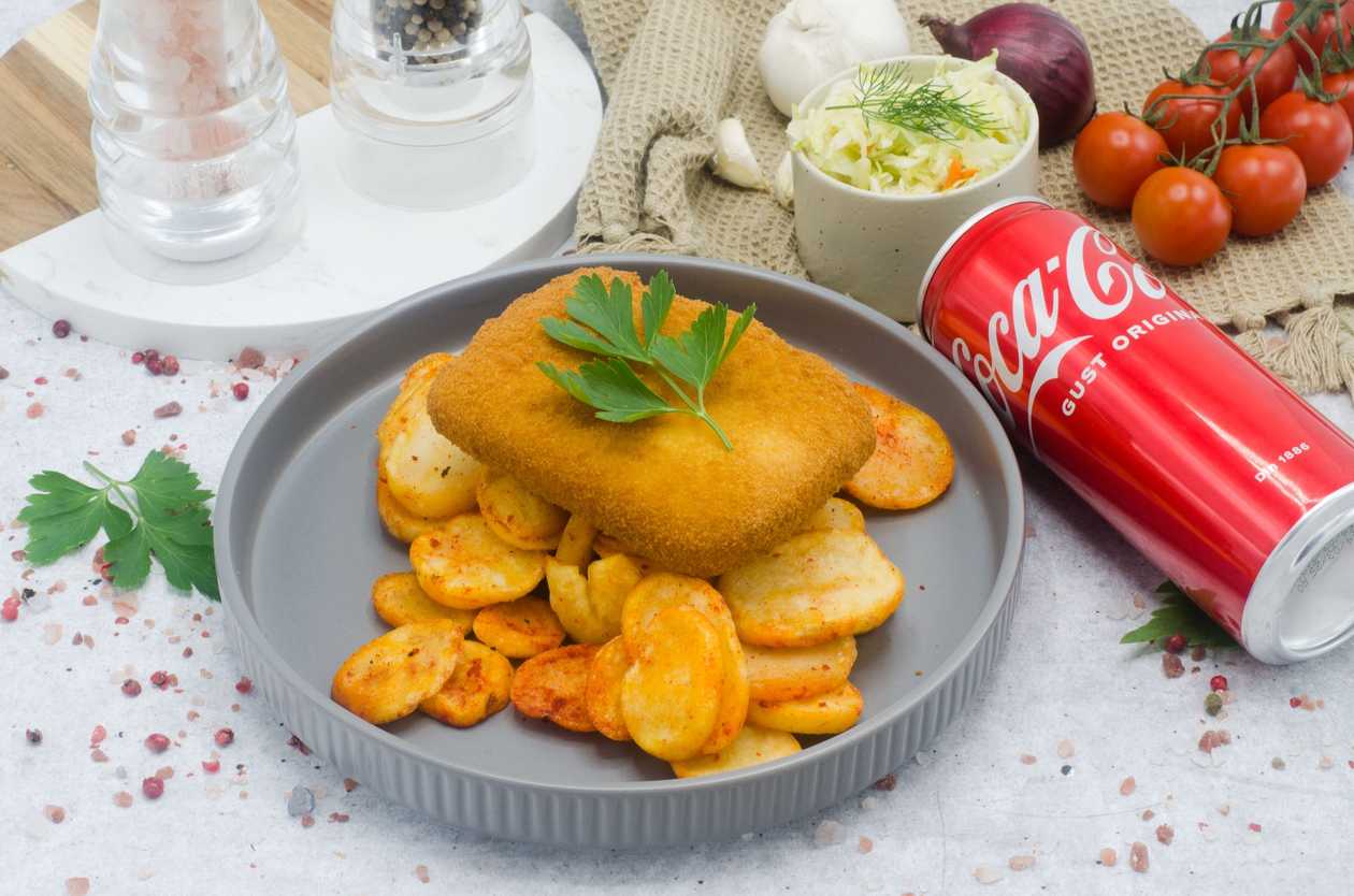 Cascaval pane cu pesmet auriu,rondele crocante de cartofi,salata de varza alba,Coca Cola