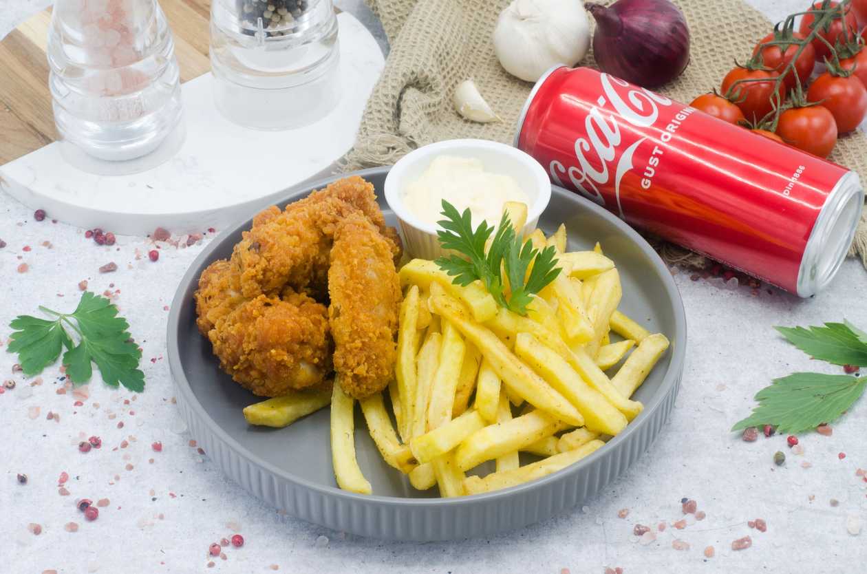 Aripioare crocante,cartofi prajiti,sos de maioneza cu usturoi,Coca Cola