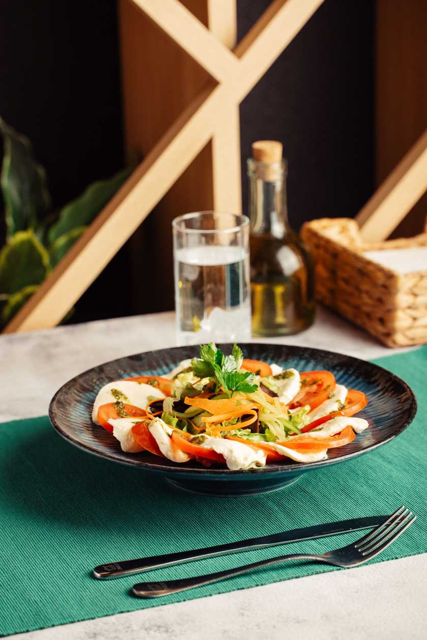 Salad with mozzarella and pesto