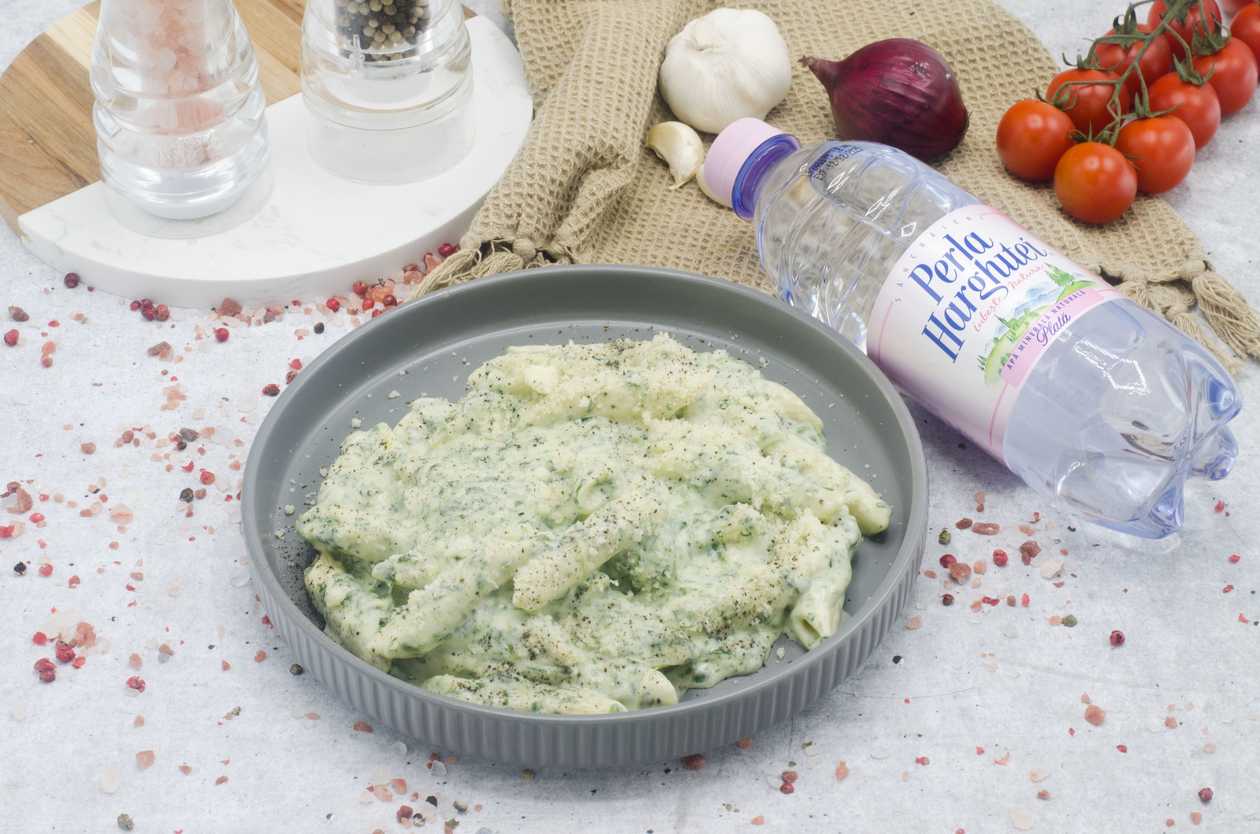 Penne cu gorgonzola si spanac,apa plata