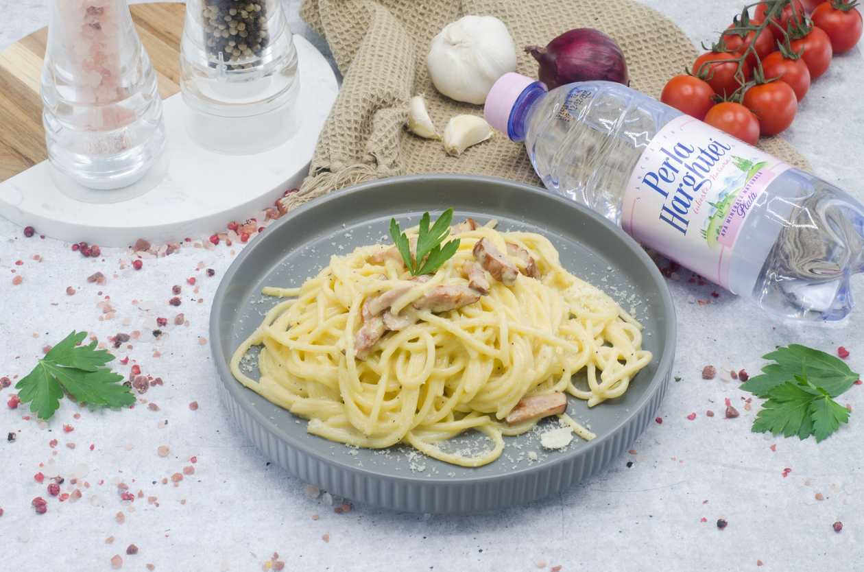 Spaghetti carbonara,apa plata