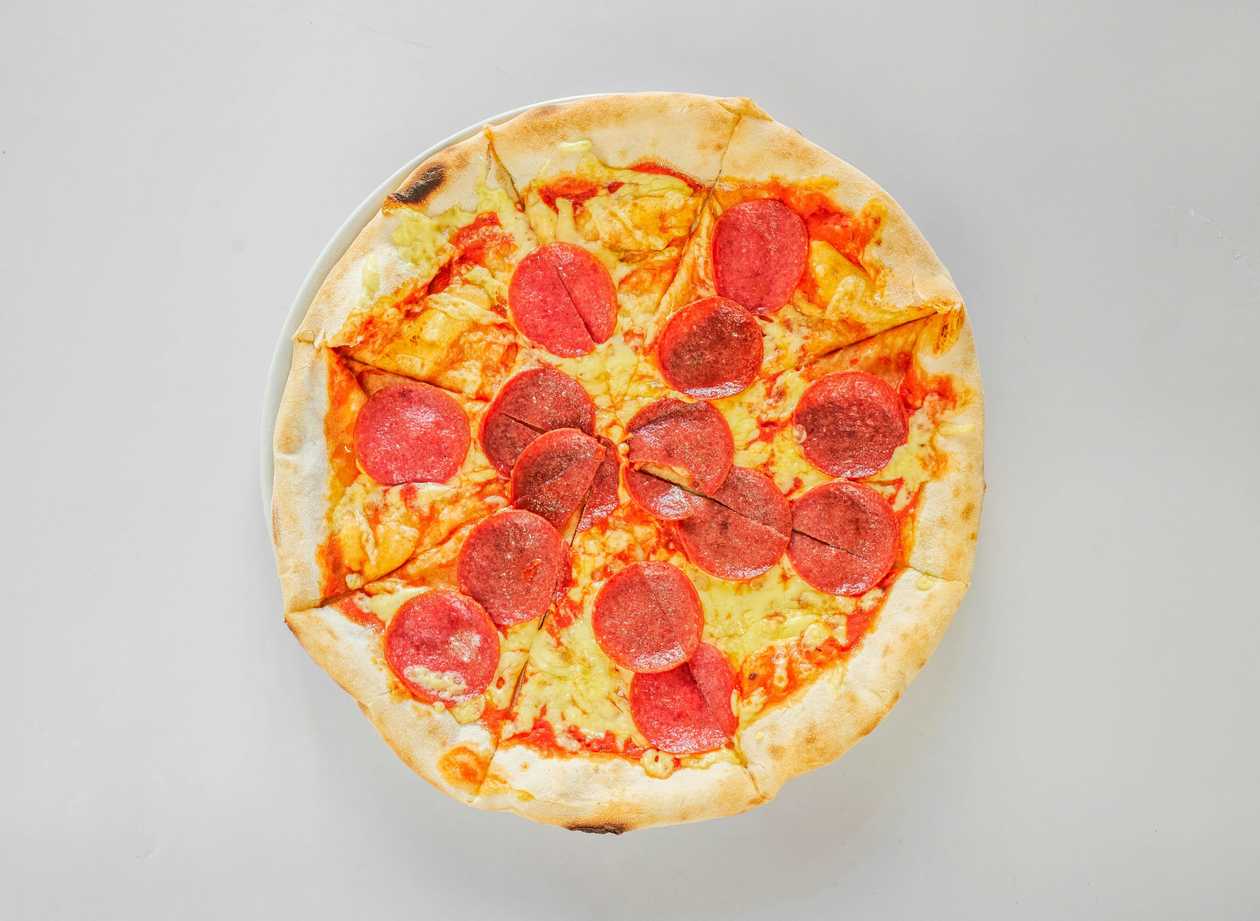 Salami pizza