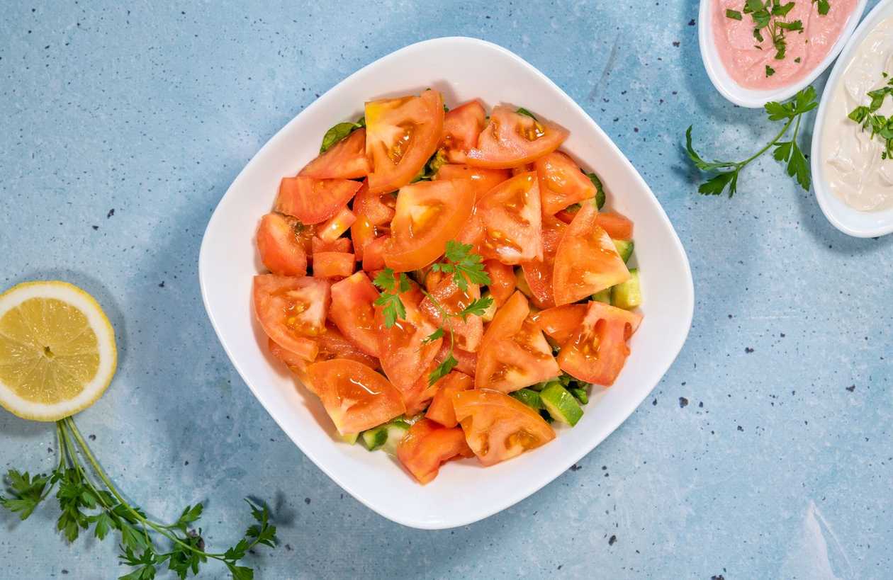 Σαλάτα Χωριάτικη με μαρούλι, ντομάτα και αγγούρι