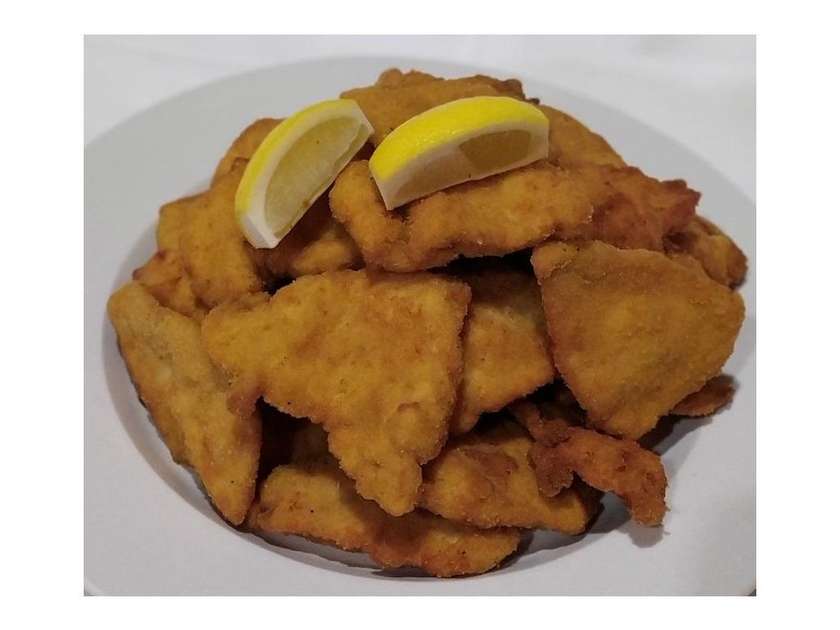 Smažené kuřecí mini řízečky(0,5 kg), smažené vepřové mini řízečky(0,5 kg), okurky, chléb