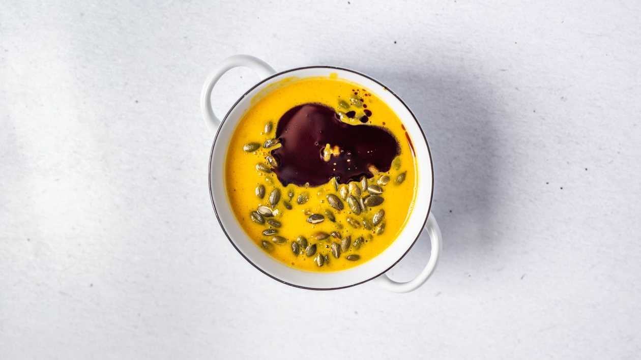 Cream of broccoli soup + bread roll