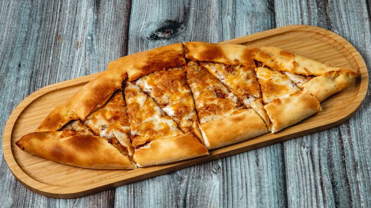 Kıyma (kaşar)pide