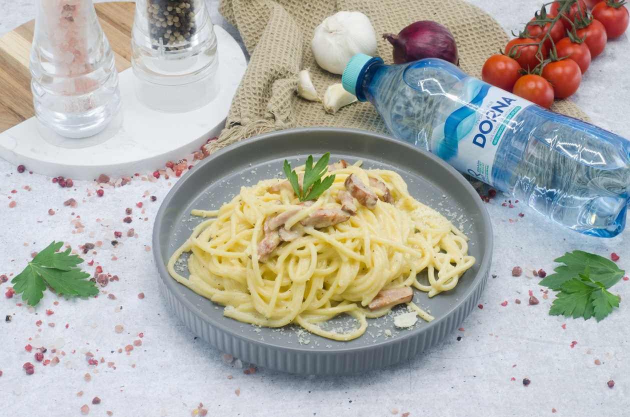 Spaghetti carbonara,apa plata