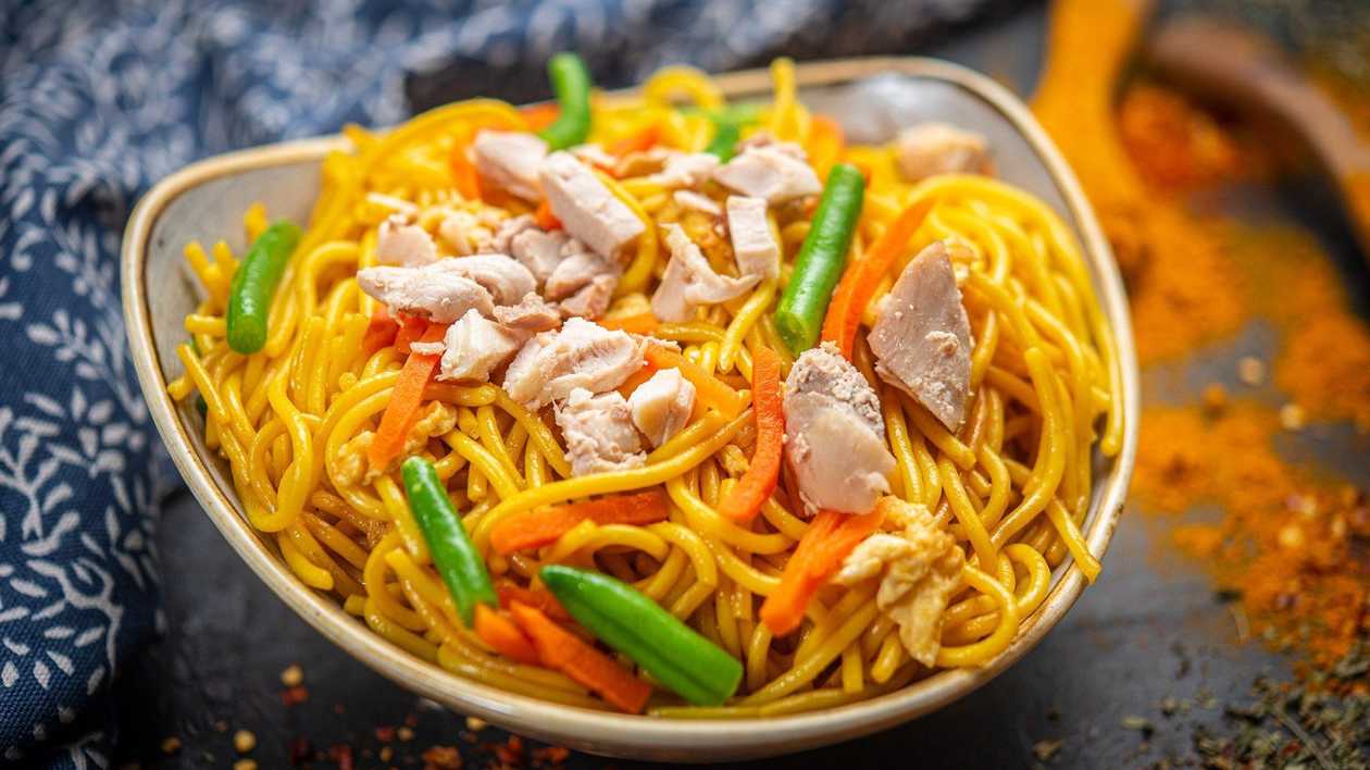 Noodles with Chicken, Chilli, Garlic, Vegetables and Egg