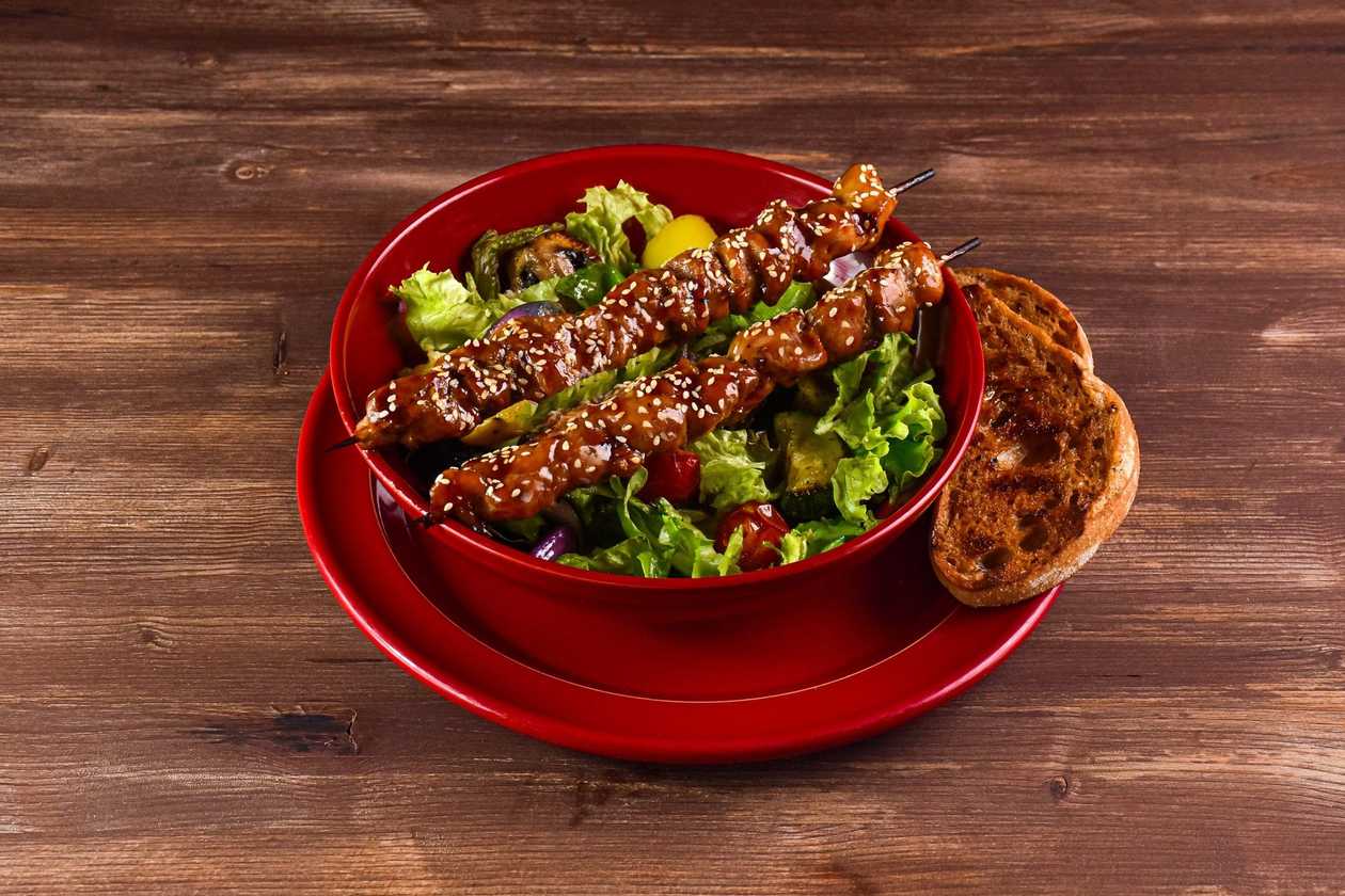 Keptų daržovių salotos su teriyaki vištienos iešmeliu (vidutinė porcija)