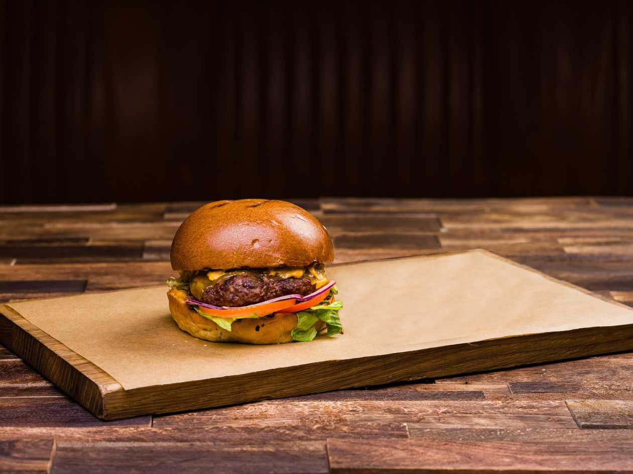 Burgeris su jutienos maltinuku (medium well kepimo)