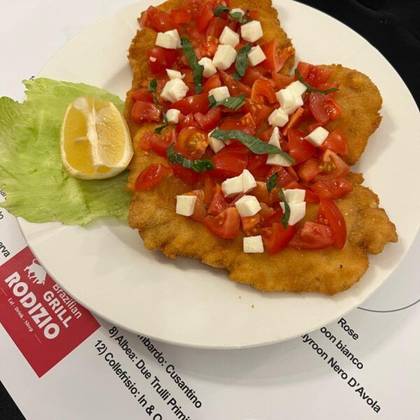 Snitel maxi de pui cu mozzarella si rosii cherry