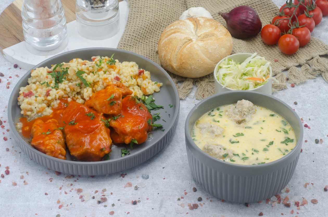Ciorba de perisoare,friptura de porc la tava,cus cus cu legume,salata de varza alba,chifla