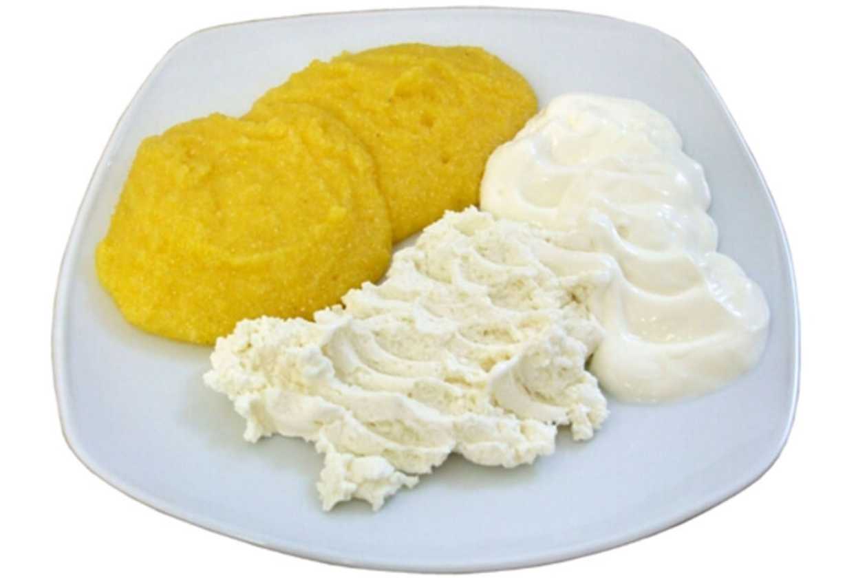Polenta with cottage cheese and sour cream