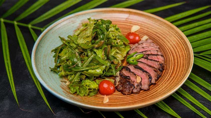 Spicy beef tenderloin salad