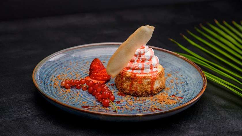 Cheesecake with berry sauce
