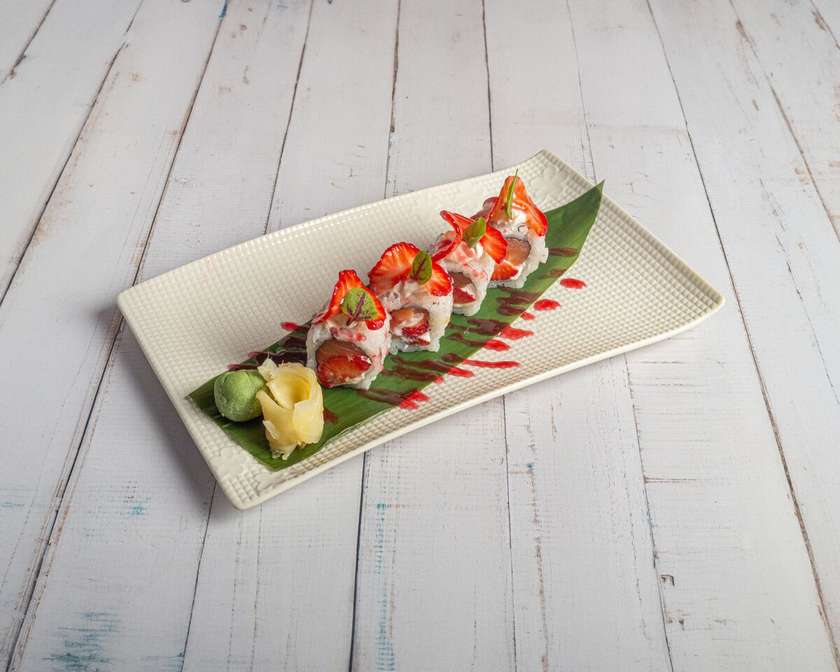 Strawberry Salmon Uramaki 4 Pieces