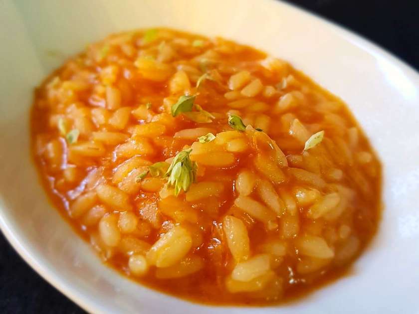 Vegetable rice with tomato sauce