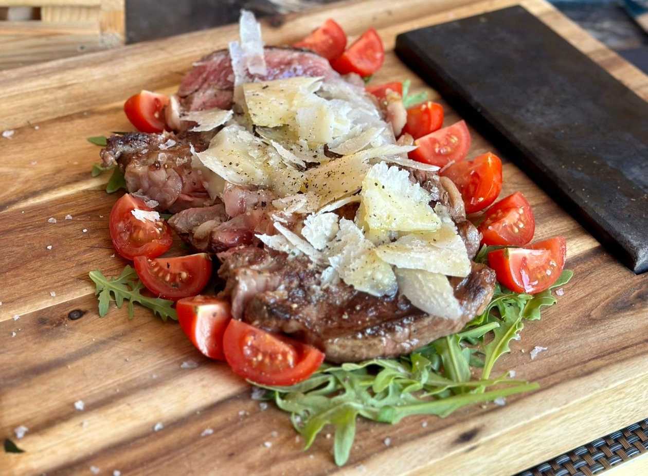 Tagliata de Vită Argentiniană cu Rucola și Parmezan Fașii
