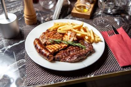 Grill Mix cu Cartofi Prajiti