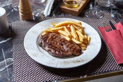 Antricot de Vita Argentiniana Grill cu Cartofi Prajiti