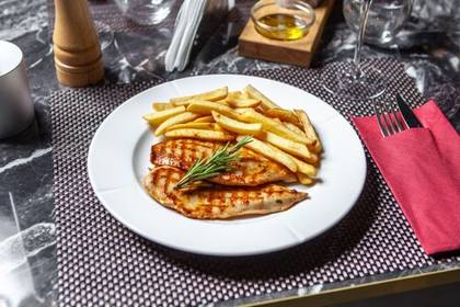 Piept de Pui Grill cu Cartofi Prajiti