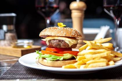 Burger de Vita cu Cartofi Prajiti