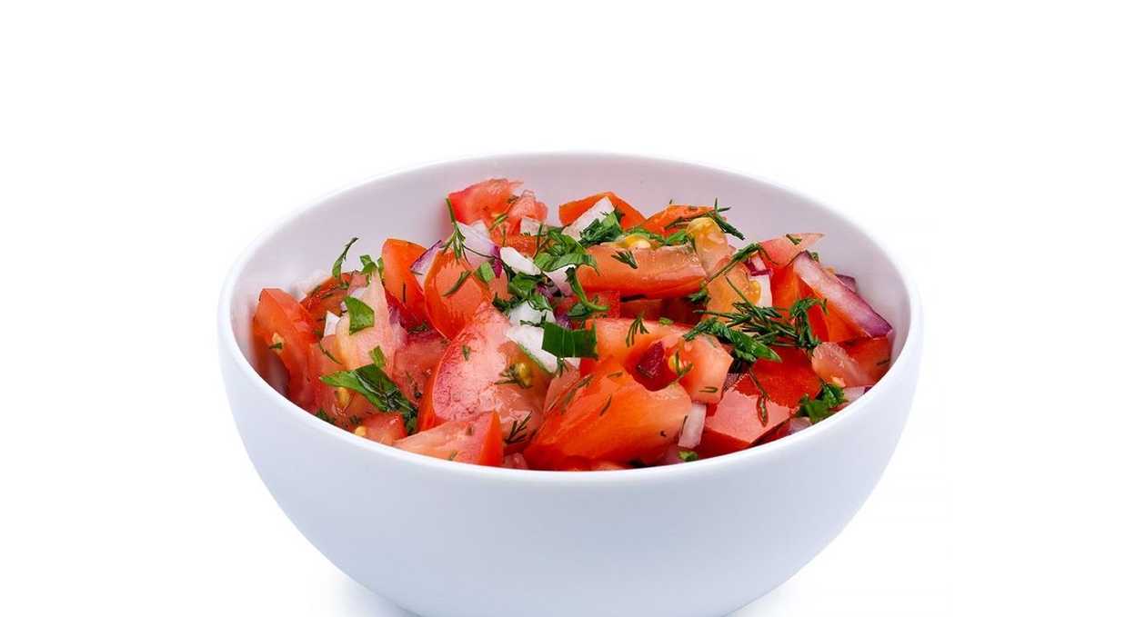 Paradajkový šalát s cibuľkou