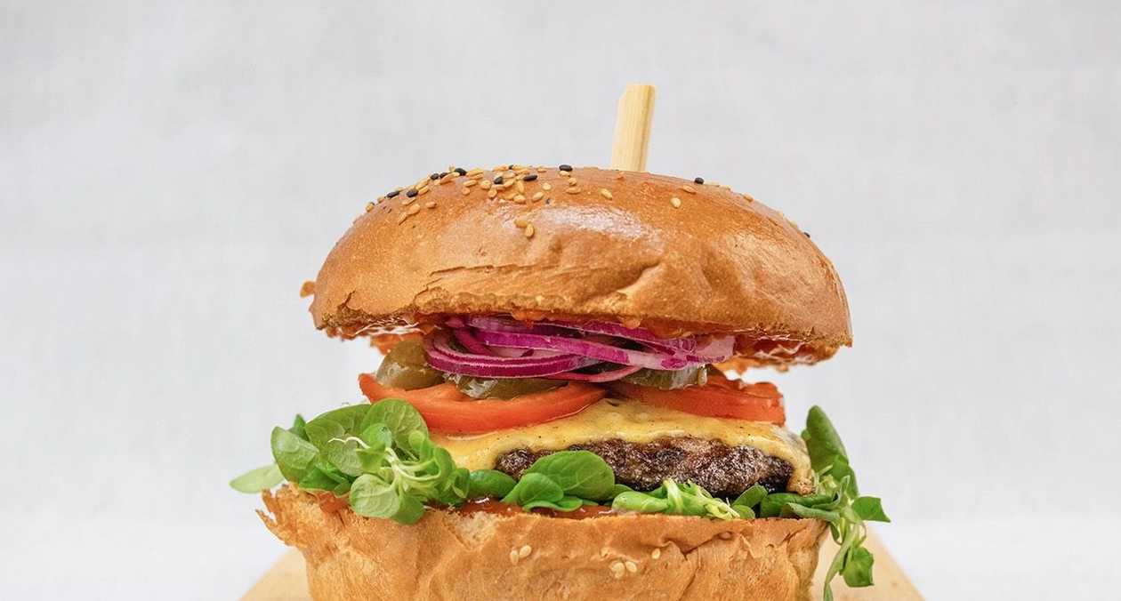 Hovädzí burger s hranolkami