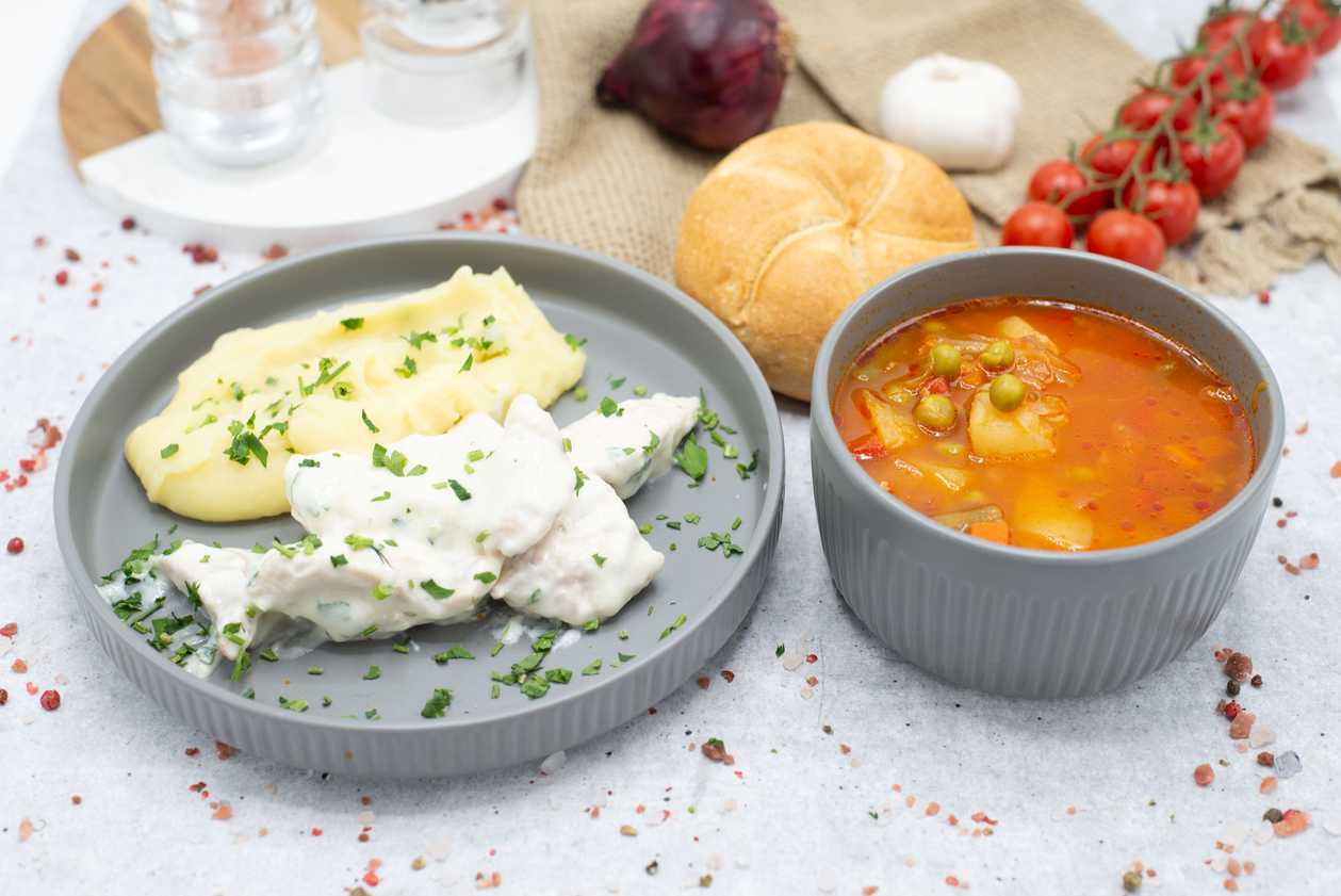 Ciorba de legume,piept de pui cu sos emmentaler,cartofi piure cu unt,chifla